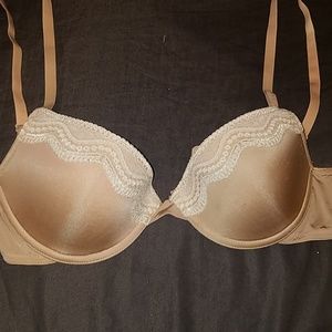 Push up, Nude bra with lace trim